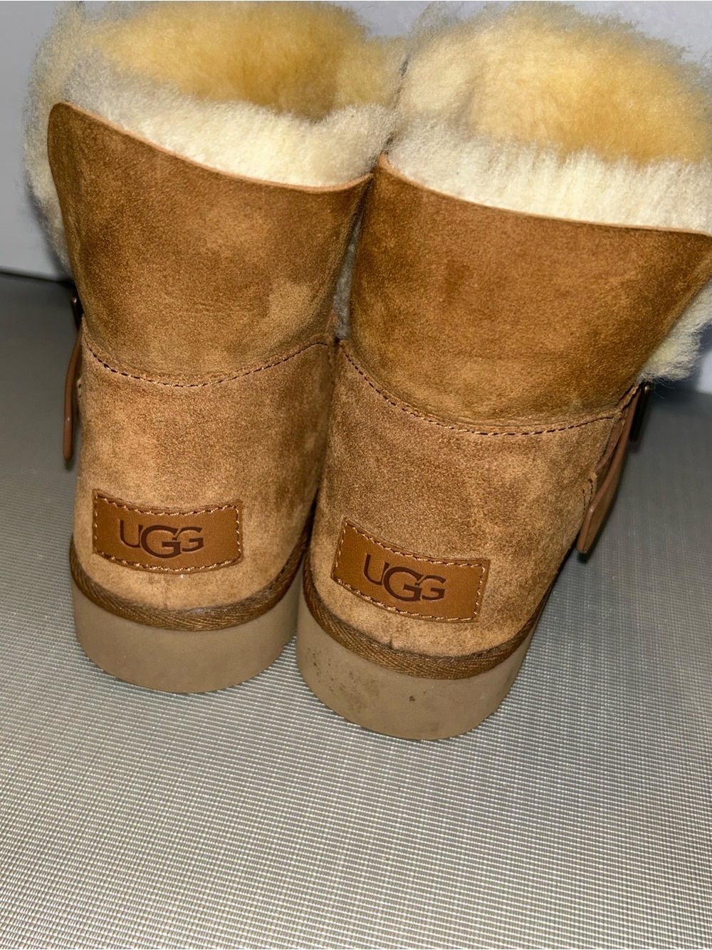 Euc Women’s Romely short Ugg boots - Picture 3 of 6
